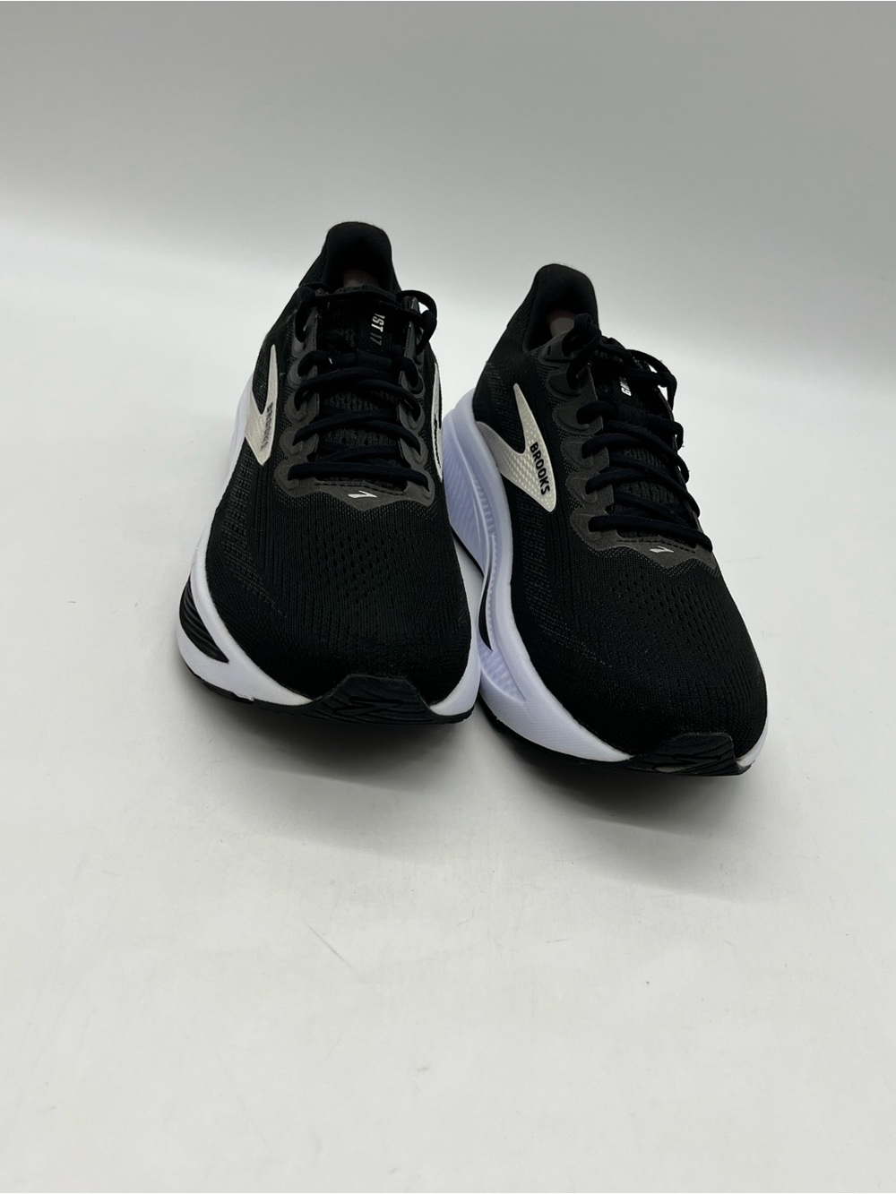 Brooks Ghost 17 Men’s Sz 11D Sleek Black/White Athletic Running Sneakers Shoes.
